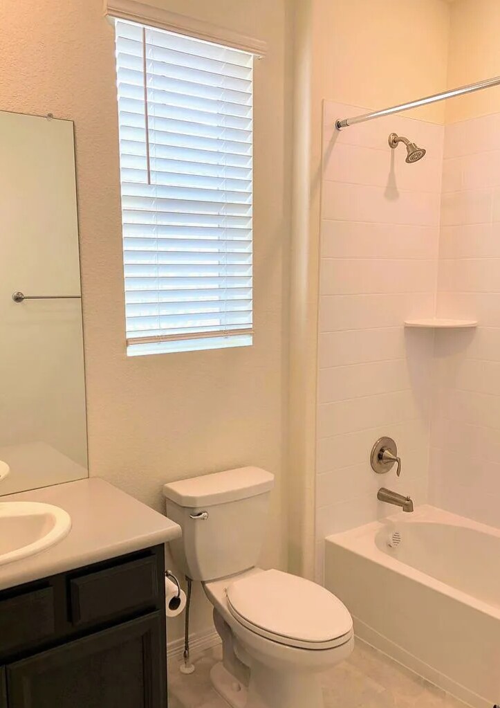 2nd Bath between 2nd & 3rd Bedrooms - 16384 Fillmore St