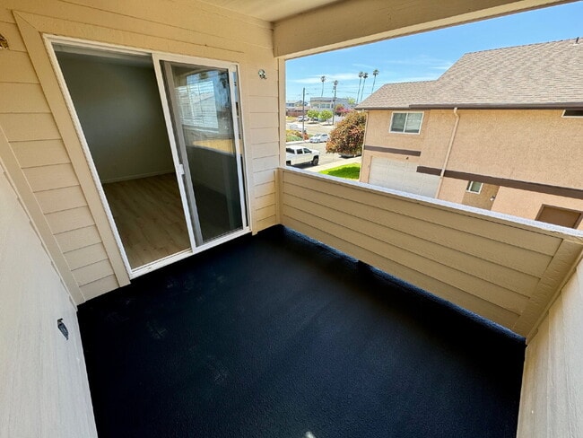 Building Photo - AVAILABLE AUGUST - Coastal-Convenient 2 Bed Retreat with Private Balcony