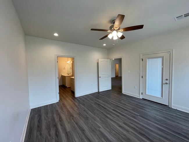 Building Photo - 562 Oneal St