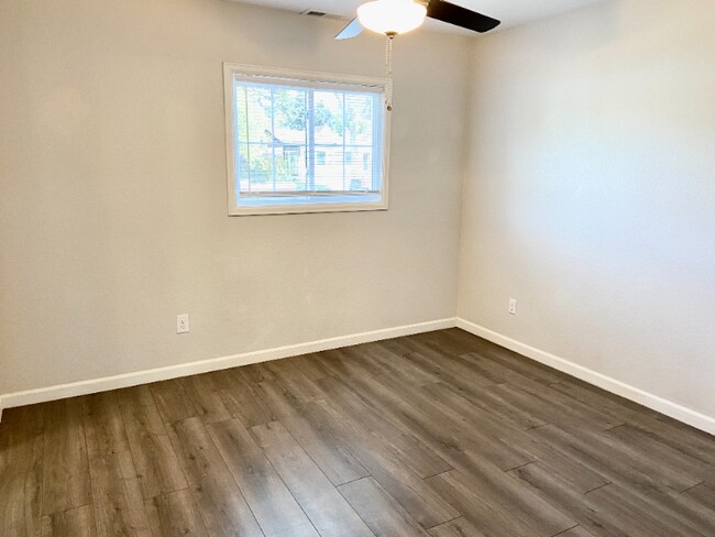 Building Photo - 305 Redwood Dr