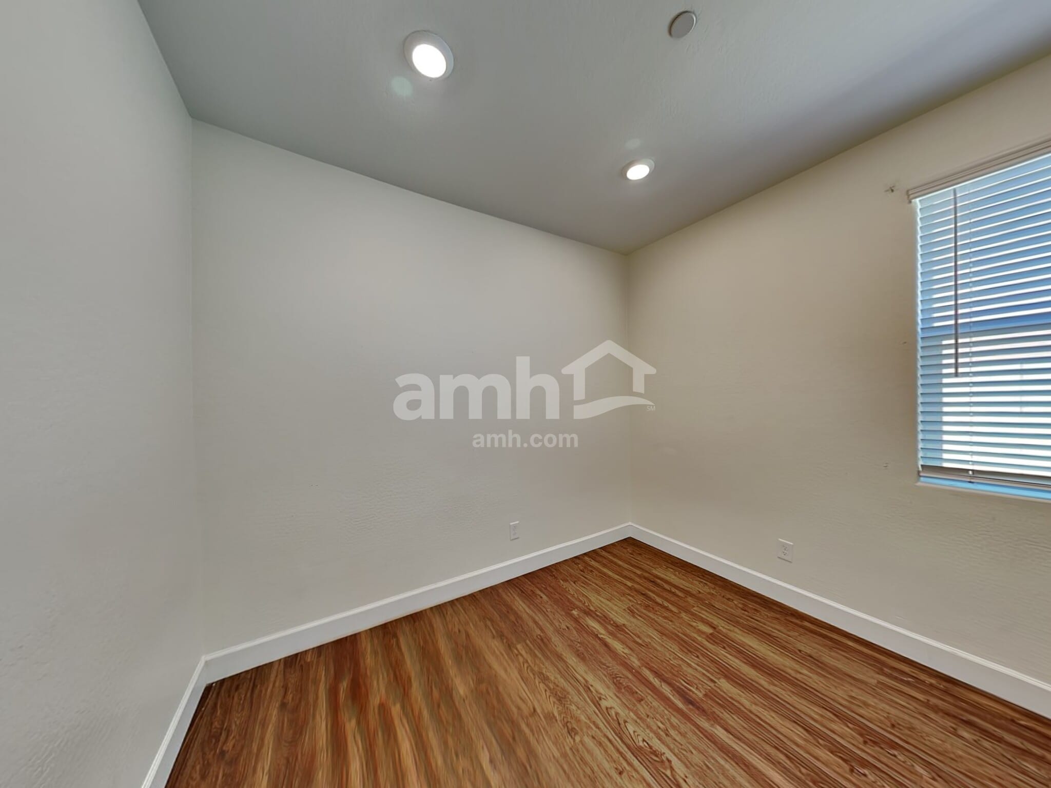 Building Photo - 5913 W Columbine Dr