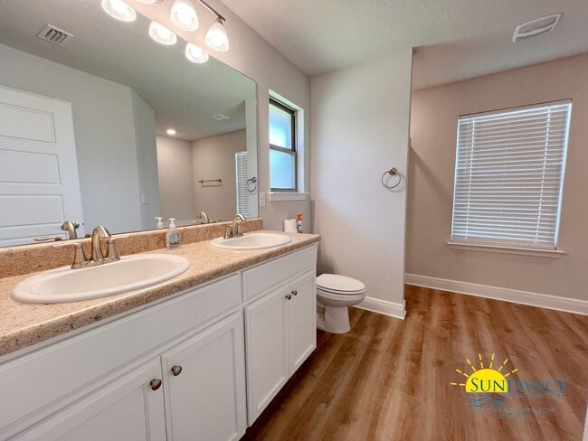 Building Photo - Modern 3 Bedroom Home with Community pool!