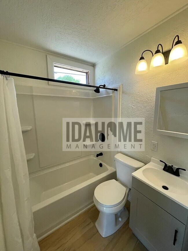 Building Photo - Halliday