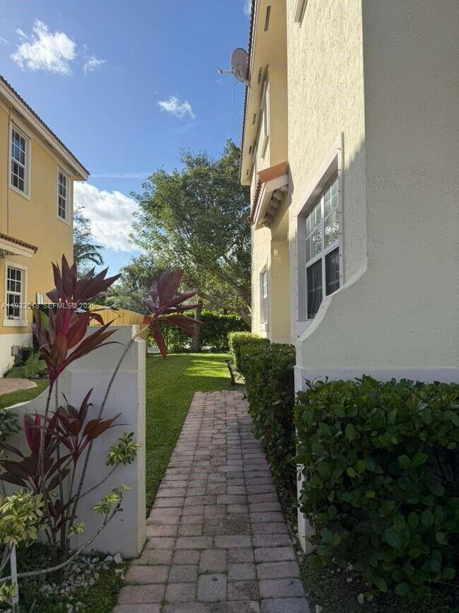 Building Photo - 448 NE 21st Ave