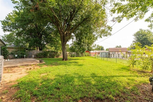 Building Photo - 2328 S Krowse Ave