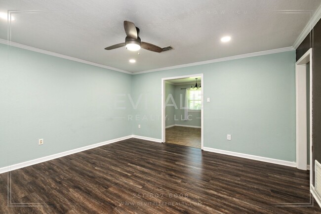 Building Photo - Charming 3 Bedroom/2 Bathroom Home in Sara...