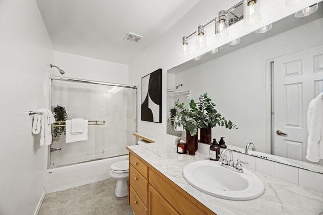 Building Photo - Updated Townhouse in Lynnwood-with Garage ...