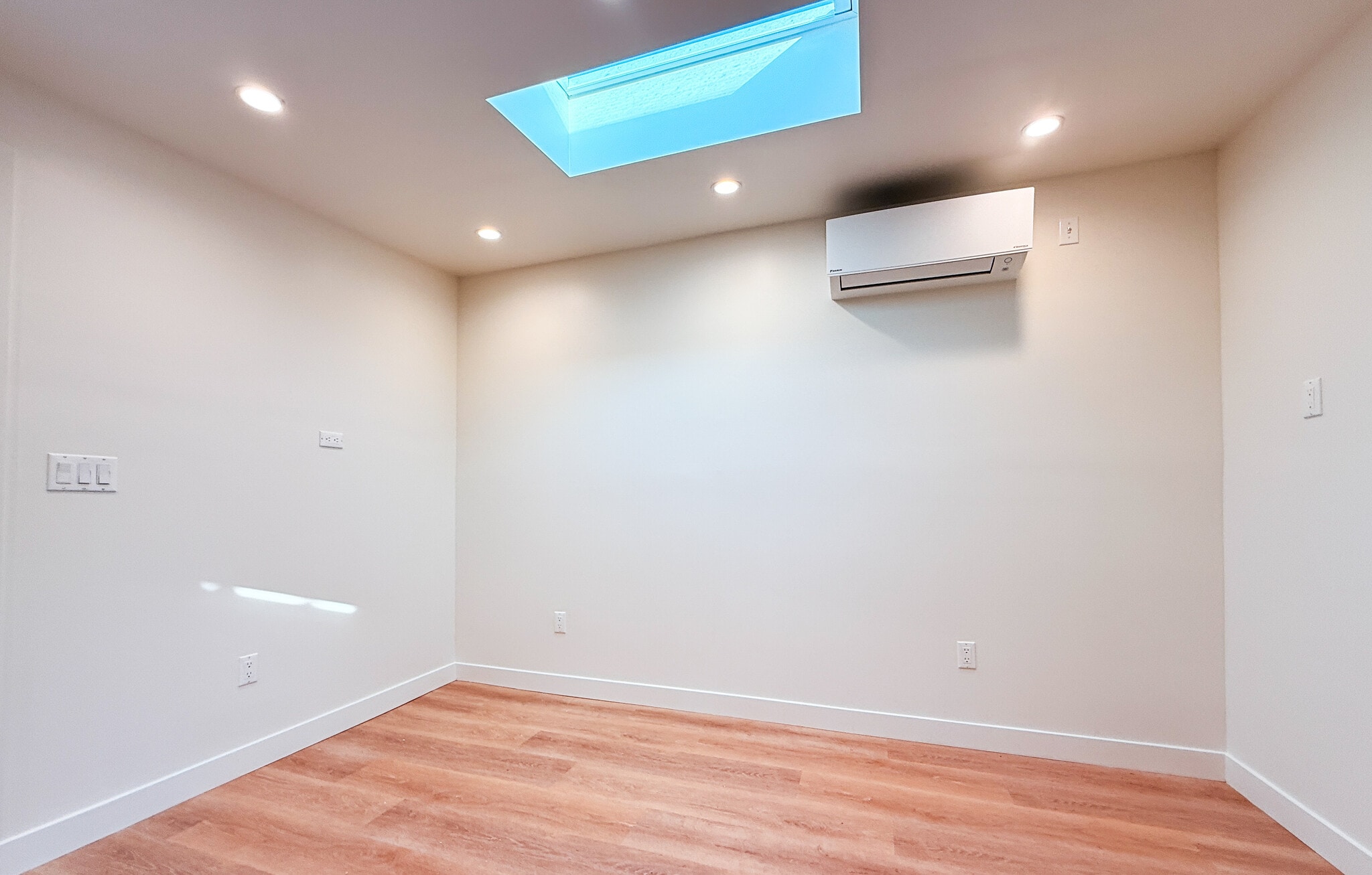 Building Photo - 546 W Ash Ave