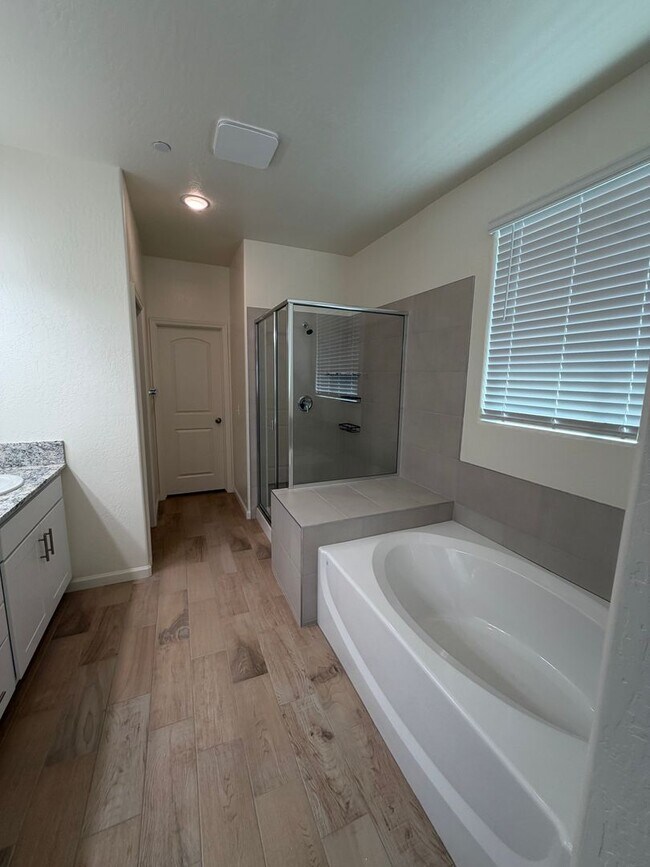 Building Photo - Beautiful Home for rent in Tulare!