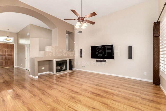 Building Photo - 2738 E Silverwood Dr