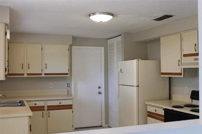 Building Photo - 7724 Pineapple Dr