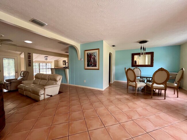 Building Photo - 3 bed/ 2 bath Beauty!