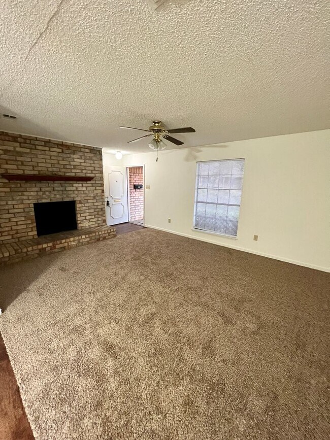 Duplex *LEASING SPECIAL AVAILABLE* 5809 Roxanne Dr Waco TX 76710