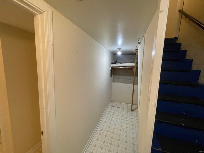 Building Photo - 604 S Swain Ave