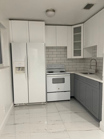 Building Photo - 2319 Farragut St