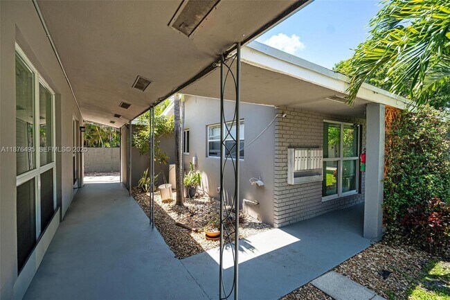 Building Photo - 2201 NE 14th Ave