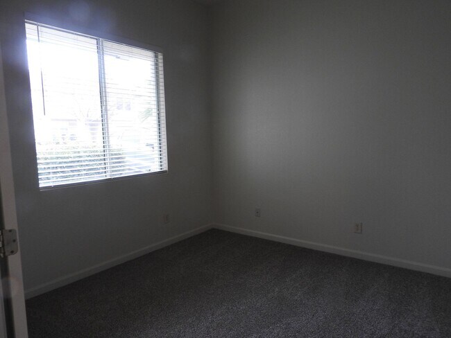 Building Photo - Cresleigh near Wild Life Preserve 3 Bedroom + Den!!