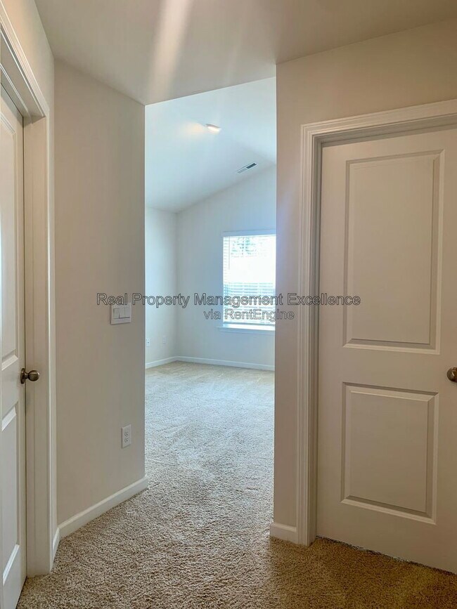 Building Photo - 213 David Hl Dr