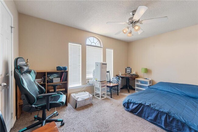 Building Photo - $500 OFF FIRST MONTH'S RENT! Great 3 Bed, 3 Bath Duplex for Fall 2026 Pre-Lease