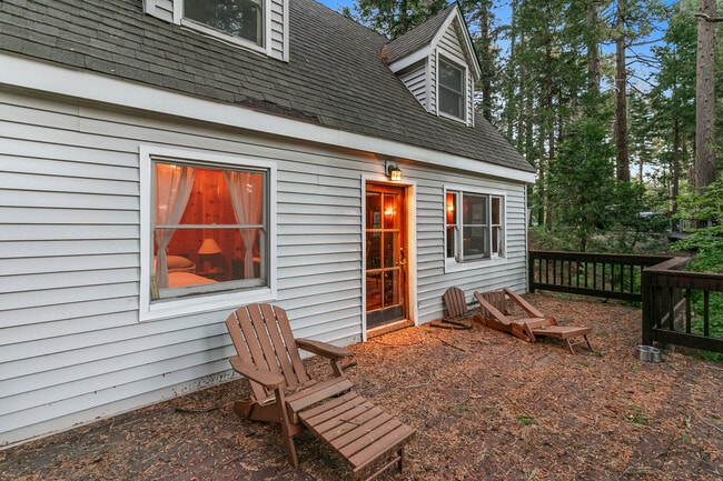 Building Photo - 647 W Victoria Ct