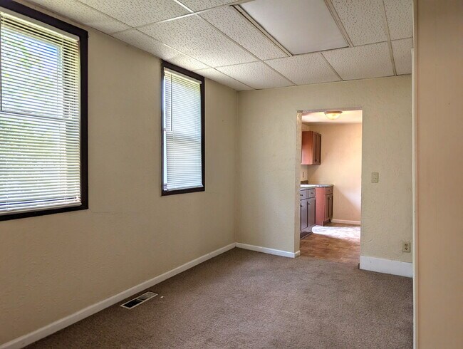 Building Photo - 2 Bedroom Lower Duplex In Green Bay