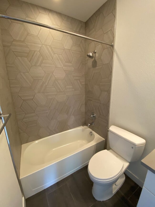 Building Photo - Luxury Townhome - 3 Bed 3.5 Bath at Overlo...
