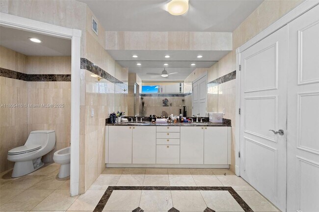 Building Photo - 17555 Collins Ave