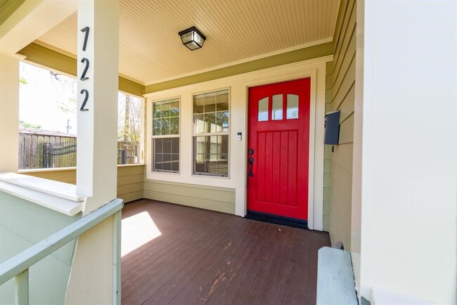 Building Photo - 722 E 25th St