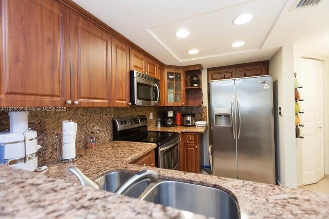Building Photo - 5880 Collins Ave