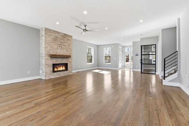 Building Photo - $5,640.95, $300 off the first month's rent, 4 Beds - 5 Bath, Townhouse in Denver with Office!