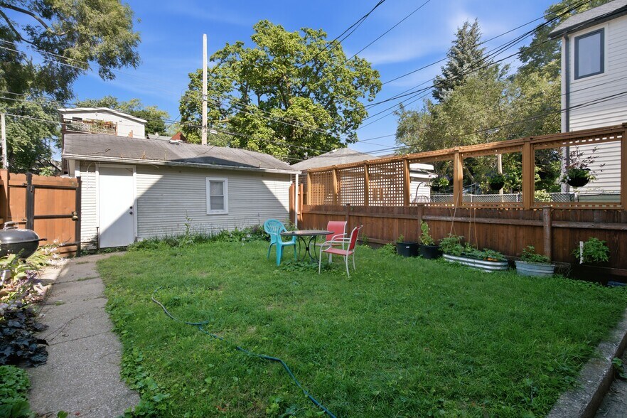Building Photo - 3814 N Marshfield Ave