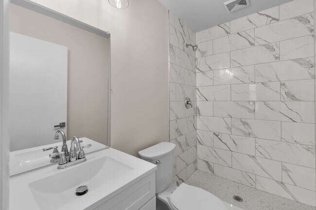 Building Photo - Broadneck Schools! Updated 3 Bedroom 3 Lev...