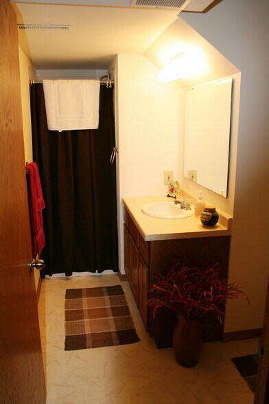 2nd bath with stand up shower. - 981 11th Ave S