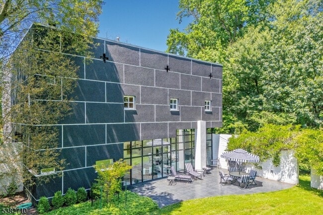 Building Photo - 451 Mountain Ave