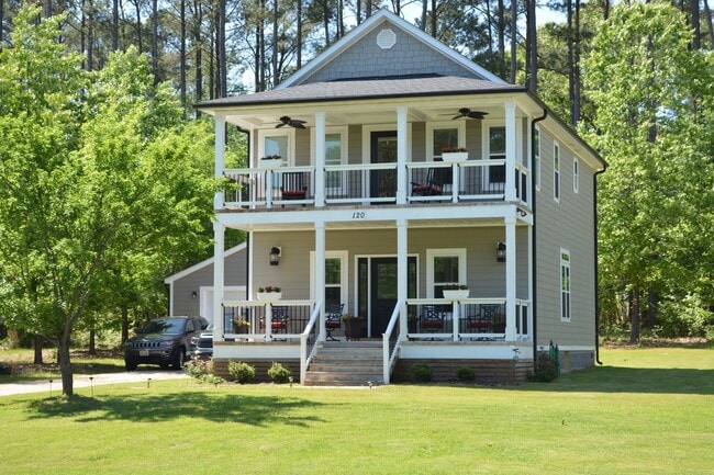 Primary Photo - Charleston Charm on Lake Gaston -- HubQuar...