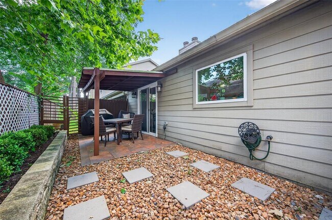 Building Photo - 9400 Doliver Dr