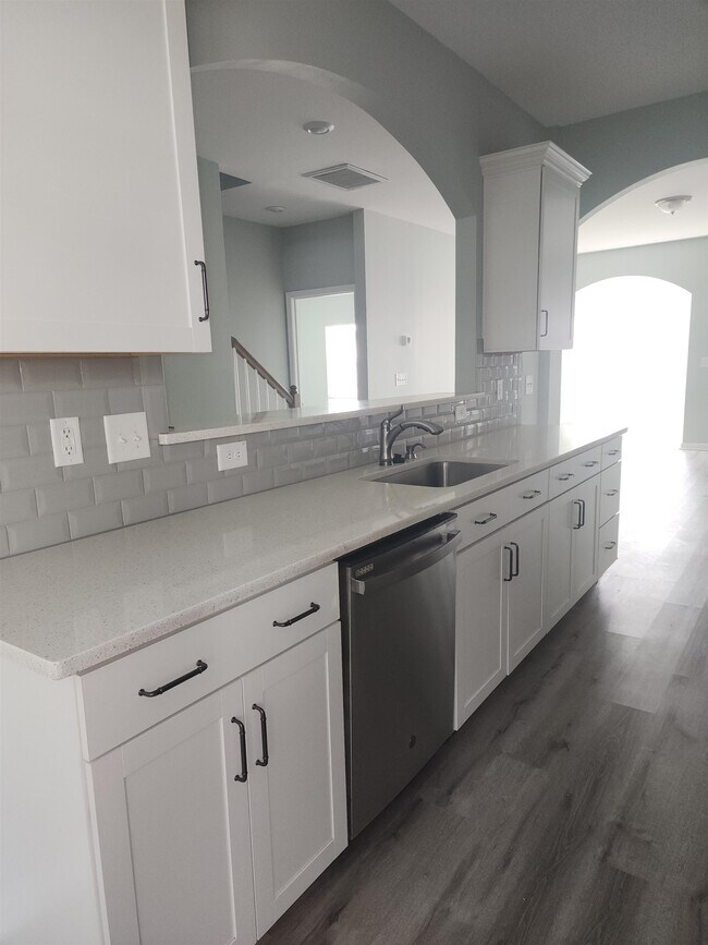 Building Photo - 5527 Redleaf Rose Dr