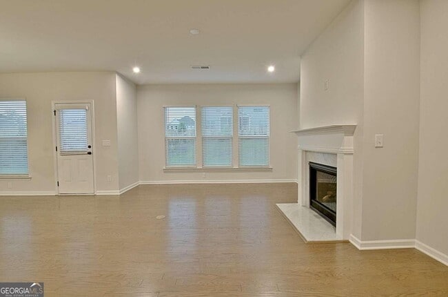 Building Photo - 504 Albertson Ave