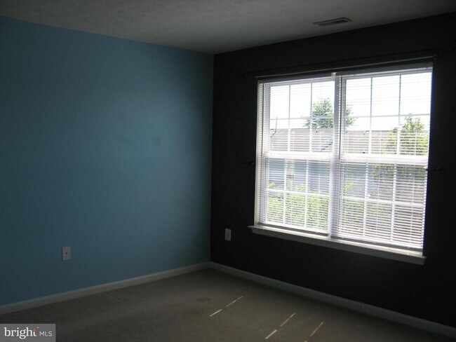 Building Photo - 136 Equestrian Dr