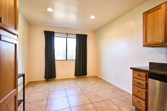 Building Photo - Eastside (Broadway and Wilmot) 3 bedroom, ...