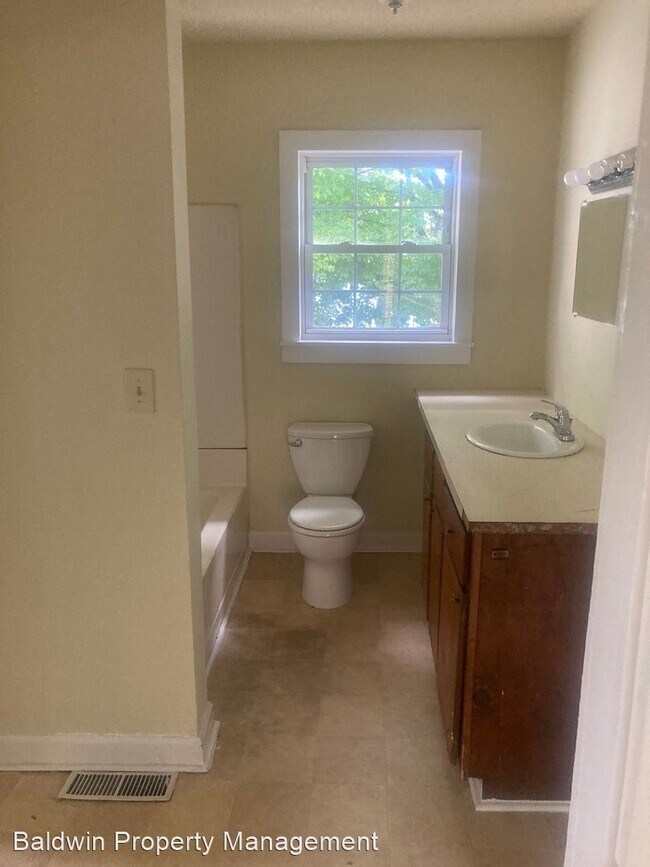 Building Photo - 3 br, 1 bath House - 400 W 25TH STREET