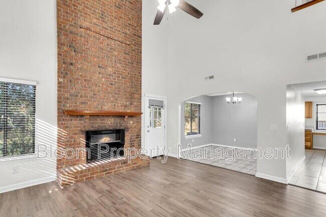 Building Photo - 111 Cottonwood Dr