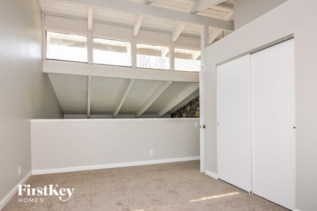 Building Photo - 11 St Valery Ct