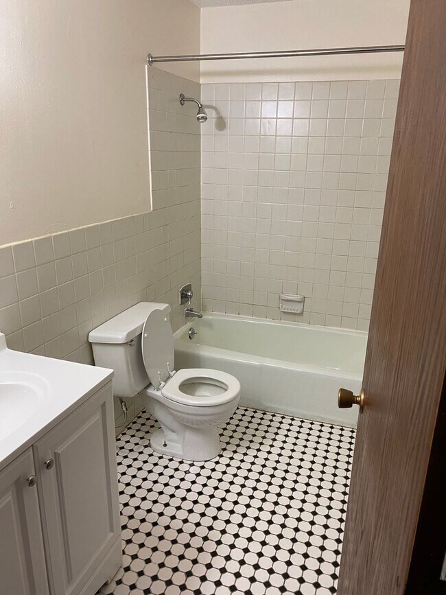 Building Photo - Large Two Bedroom Apartment