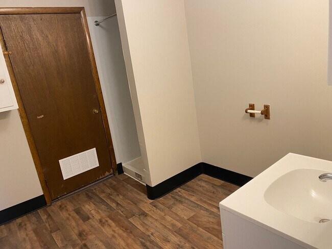 Building Photo - 637 E Wheeling St