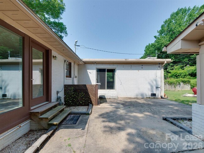 Building Photo - 3921 Sheffield Dr