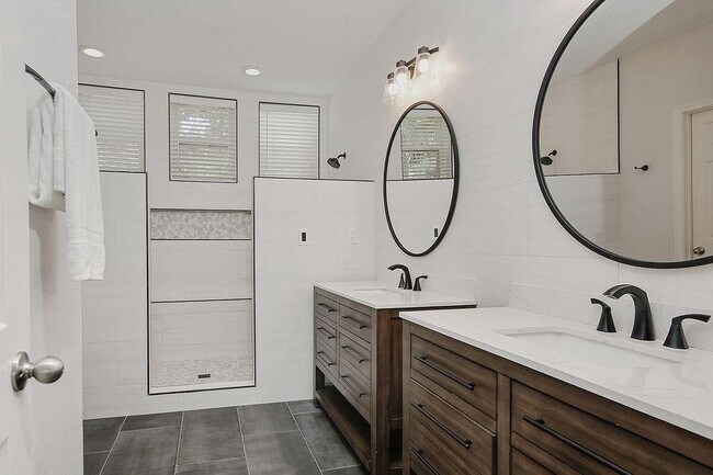 Building Photo - 12374 Lake Vista Dr