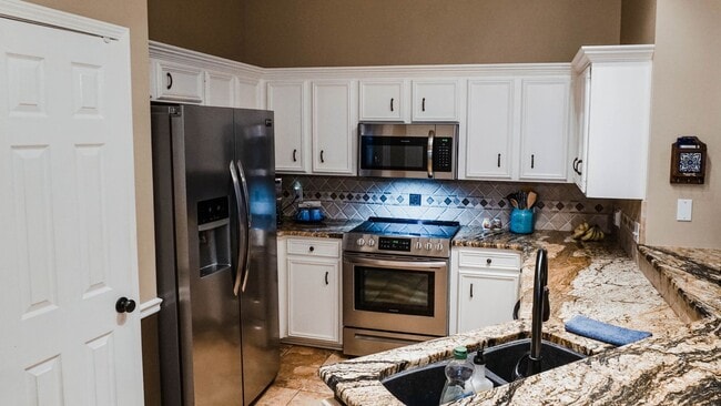 Building Photo - 3 Bedroom 2 Baths 2000 sq/ft in Stockwell