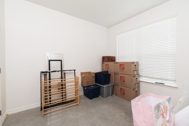 Building Photo - 624 Pacific Crest Trl