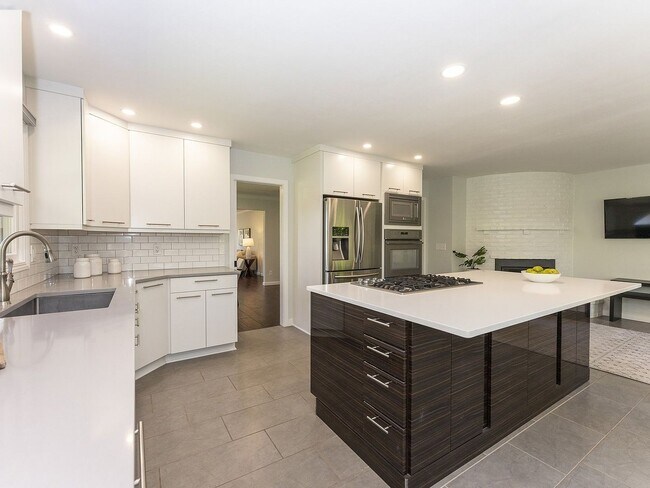 Building Photo - 4 BD remodeled Sylvan Heights home!